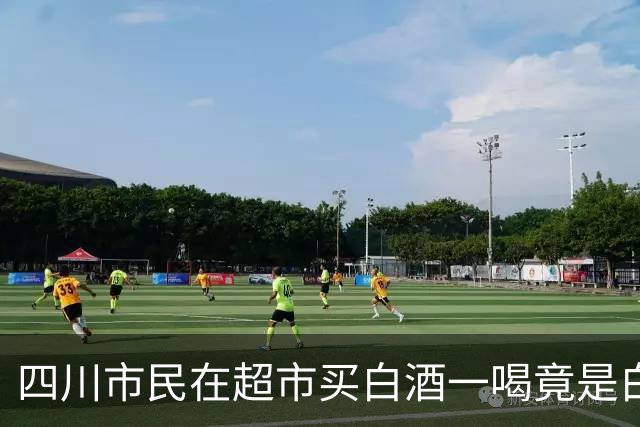 四川市民在超市买白酒一喝竟是白开水，市监部门介入调查；监控还原真相：一男子盗饮后灌入白开水放回货架；其因实施多起调包已被行拘
